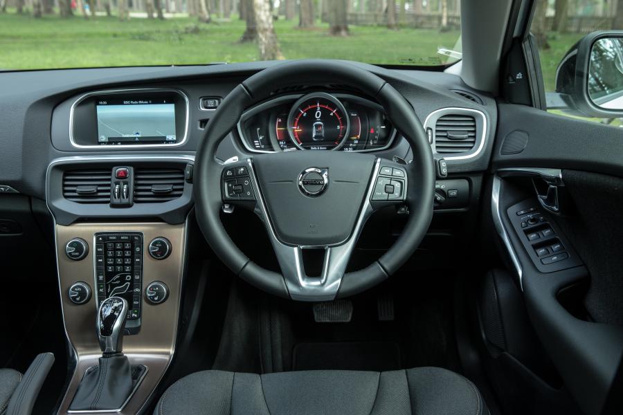 Панель приборов Volvo V40 D4 Cross Country 2016 года  (UK) (фото 14 из 30)